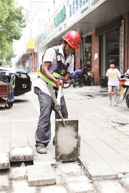 杨映宝将旧砖挖开。图片均由全媒体记者 徐火炬 摄
