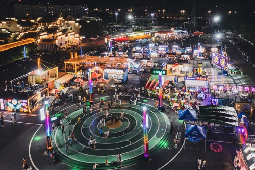 　　图 | 新安夜市，由空置停车场改造，短短40余天便落成