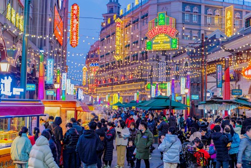 　　图 | 横店梦外滩度假景区转型，“城市软装”方案从添加生活化场景入手