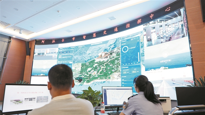     运行中的阿拉尔市智慧交通指挥中心（摄于7月26日）。黄月天  摄