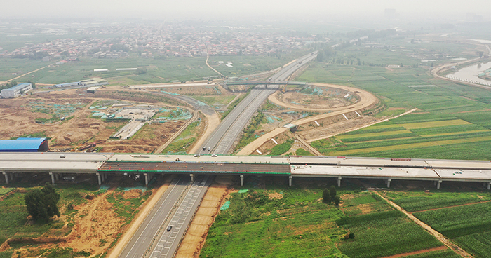 中建路桥集团施工现场。