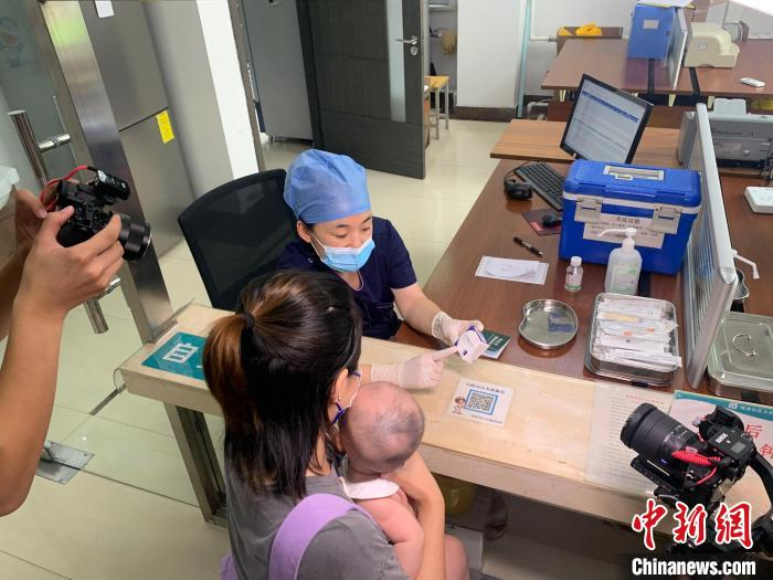 　　医护人员为家长讲解四价脑膜炎球菌多糖结合疫苗。　史轶夫　摄