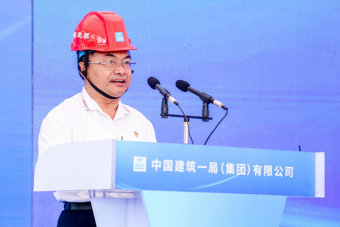 海南省住建厅党组成员、副厅长陈孝京宣布劳动竞赛活动方案。