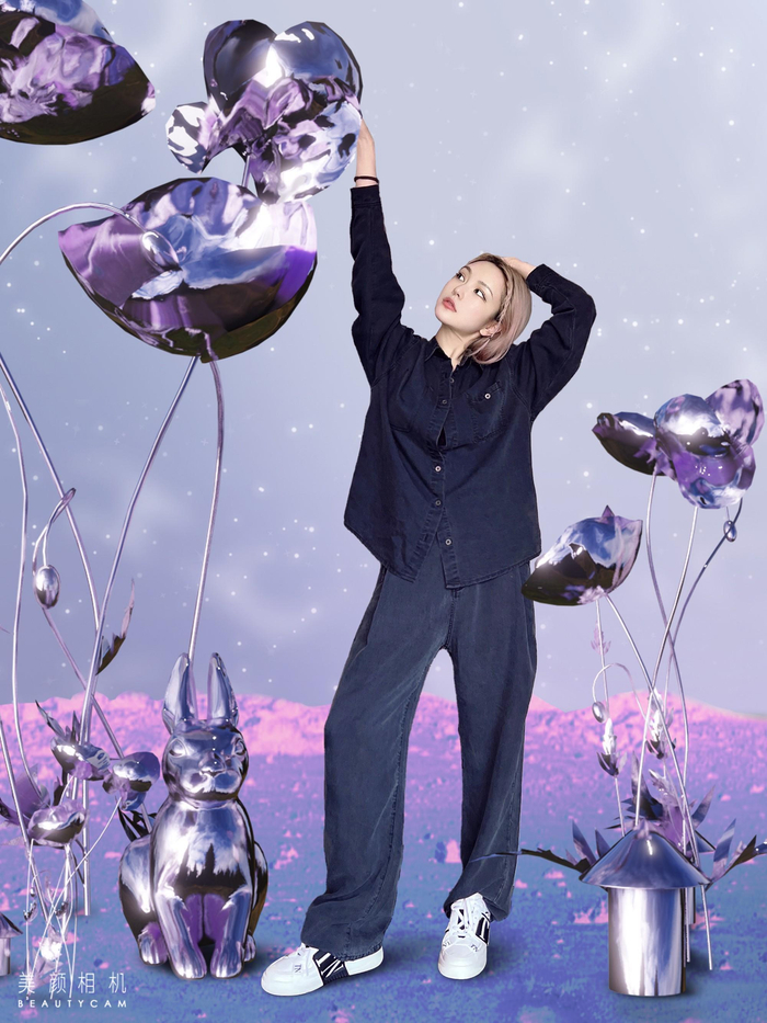 　　周扬青打卡美颜相机颜宇宙艺术装置展