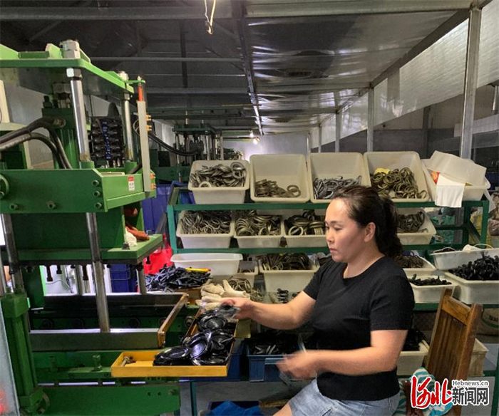 邢台昌华橡胶密封件有限公司的“共享员工”正在操作间工作，工作环境与原公司相似，无需培训直接上岗。李现国供图