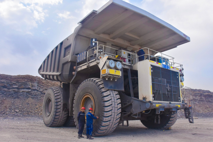 图为准能集团哈尔乌素矿露天煤矿MT5500矿用卡车1、2号胎位试用国产轮胎