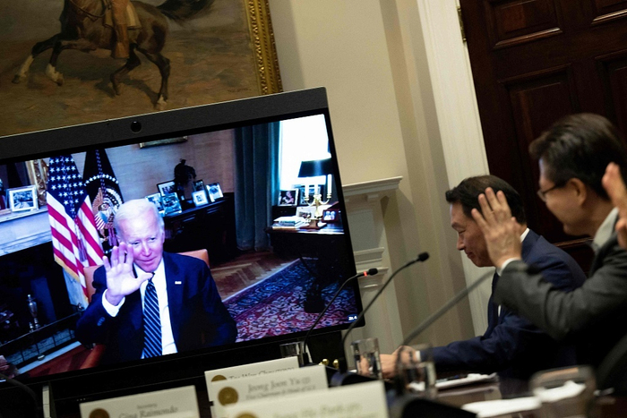 崔泰源于当地时间26日同美国总统拜登举行视频会谈。图源：视觉中国