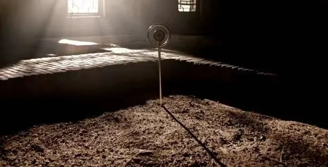 ▲夏季微生物生长活跃，有利于酒曲的自然发酵，也是制作伏曲的重要时段，高温曲房发酵温度通常在65度左右，如同桑拿房一般。