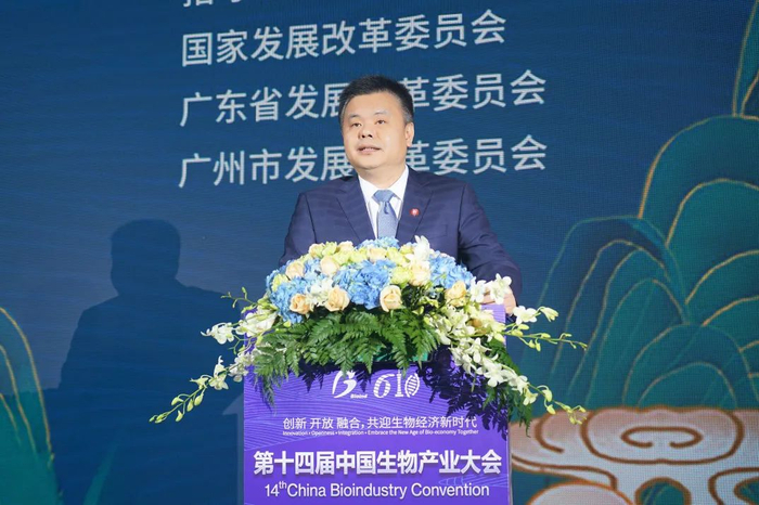 　　广药集团副总经理张春波主持开幕式