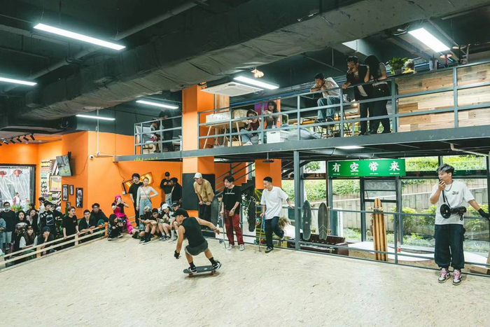 ▲成都“Hooly长板”在店内举办陆地冲浪小型交流赛（商家供图）