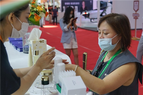 　　图14-消费者现场体验华熙生物产品