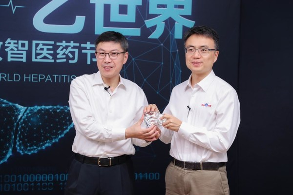 　　魏来院长代表中以海德为何明科赠送“水晶肝”