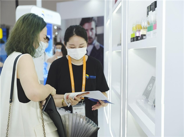 　　图3-华熙生物展位交流咨询