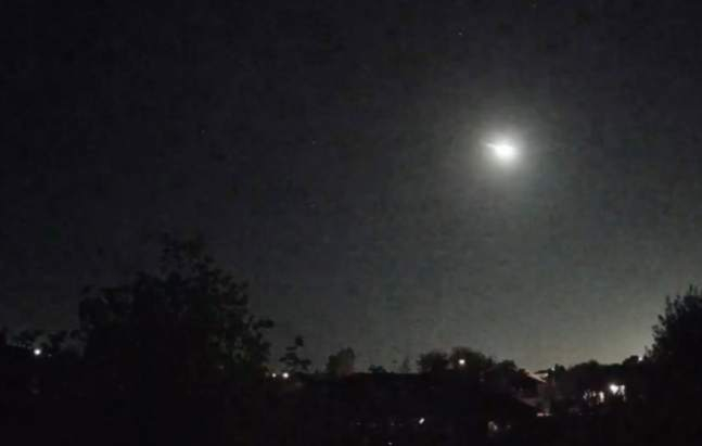 “火球”出现在美国得克萨斯州大部分地区的夜空中（美媒截图）