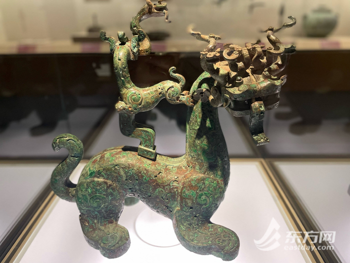 春秋晚期镶嵌绿松石神兽