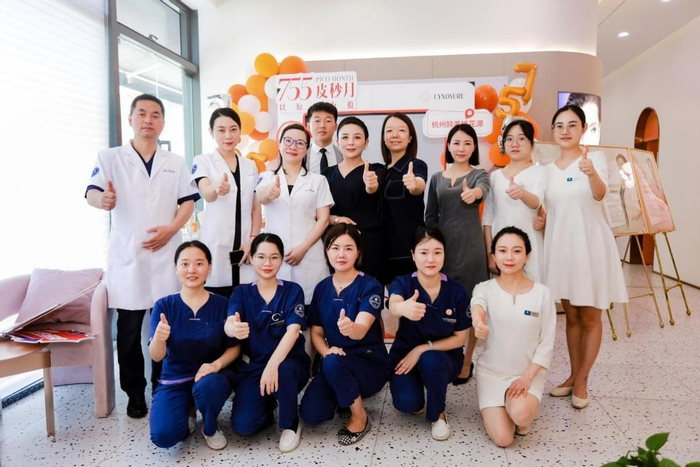 　　机构团队在755皮秒月主题墙前合影