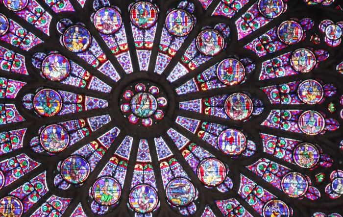 巴黎圣母院内珍贵的彩色玻璃窗幸免于难 图片来源：央视新闻