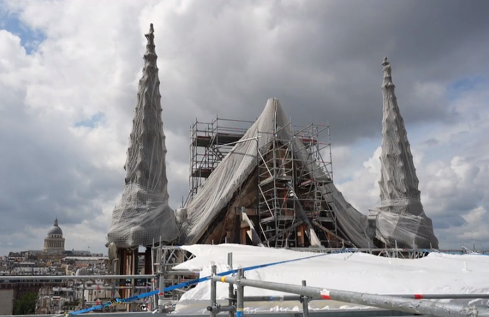 修复中的屋顶 图片来源：央视新闻