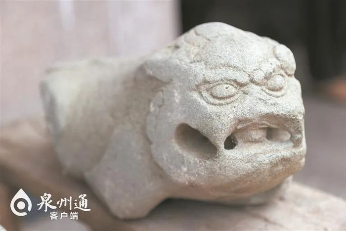 古厝里的石狮子