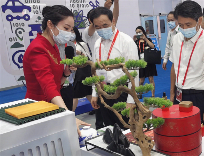 “中华老字号”马应龙呈现的国潮风展品
