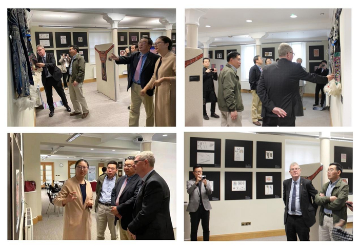 　　《纹以载道》创新设计展项目负责人徐进老师引导嘉宾参观画展