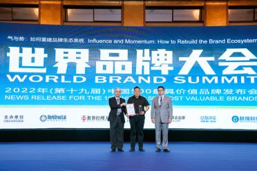 　　图：周大生京冀加盟营运大区总监王翼代表公司领取奖杯与证书