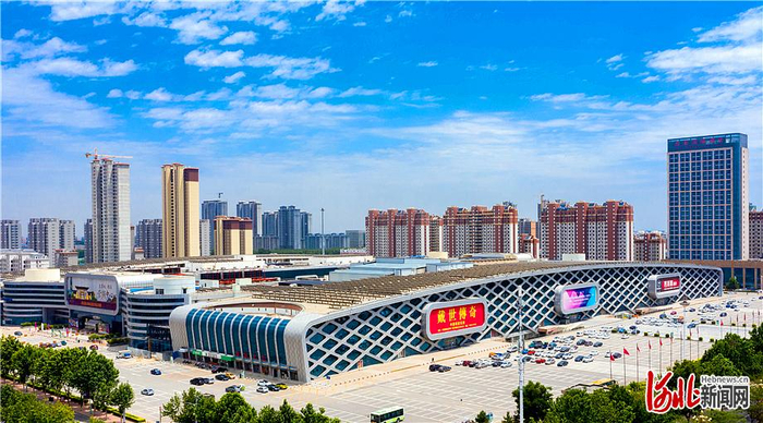 图为辛集国际皮革城。 河北日报记者史晟全摄