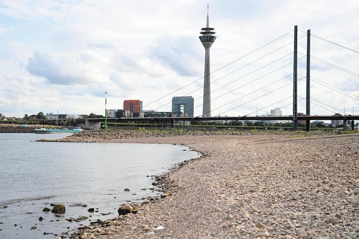         7月26日在德国杜塞尔多夫拍摄的莱茵河。受高温和干旱影响，德国莱茵河水位下降。　新华社发（乌尔里希·胡夫纳格尔摄）