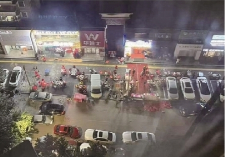         王女士表示，小区楼下沿街烧烤店占道经营非常扰民。读者供图