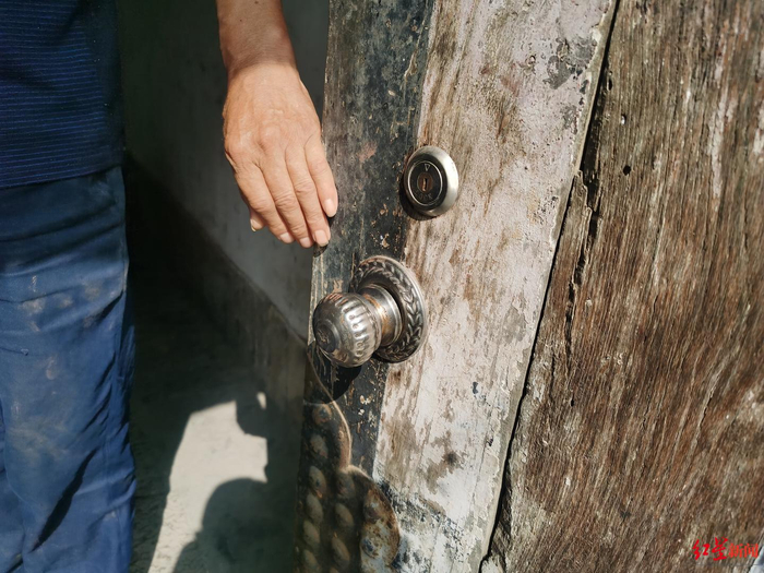 ▲“二舅”帮邻居修过的门