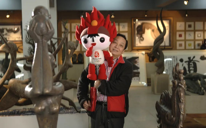 　　▲韩美林与“福娃”