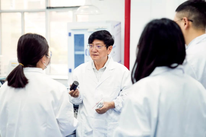 郑强与研究生们在一起。图/受访者提供