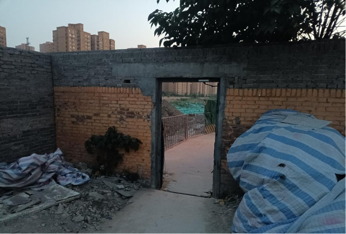 村子和小区的隔墙临时开设的小门。