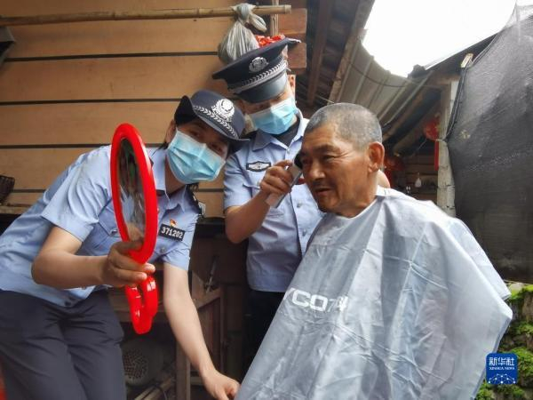 2022年6月，独龙江边境派出所民警为群众提供义务理发服务（怒江边境管理支队 供图）