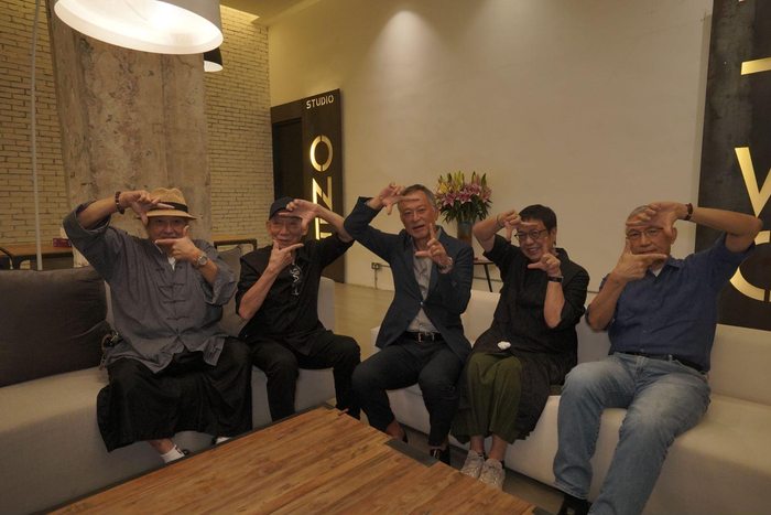 洪金宝、袁和平、杜琪峯、许鞍华和谭家明在向观众致意。