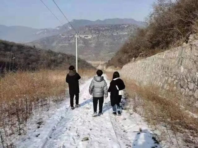 2021年冬天，赵英杰和同事们前往紫金山大云院石窟检查，路不好走，他们每次都步行上山下山。受访者供图