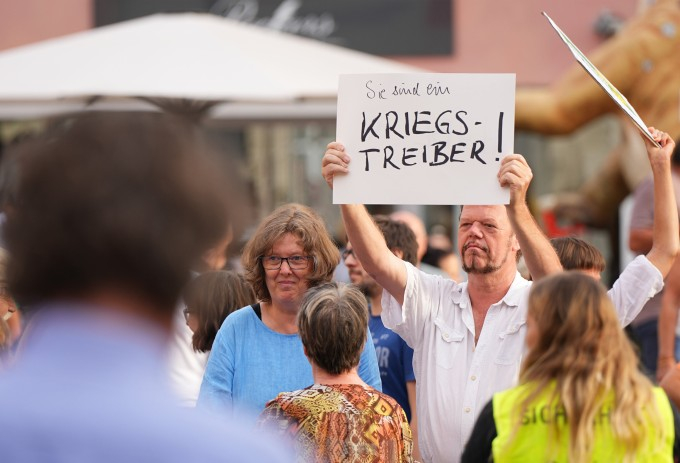 民众举“战争贩子”标语，抵制哈贝克&nbsp; 图源：《法兰克福汇报》