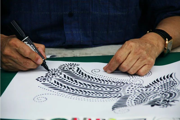 　　▲韩美林受国航委托主持其全新机型内饰的创作设计工作