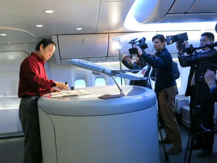 　　▲韩美林接受外国媒体采访