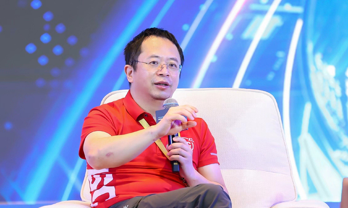 周鸿祎在现场接受媒体采访。图源：360