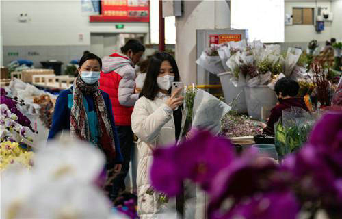 顾客在昆明斗南花卉交易市场选购鲜花。新华社记者 王冠森 摄