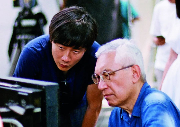 谭家明（前右）导演工作照。