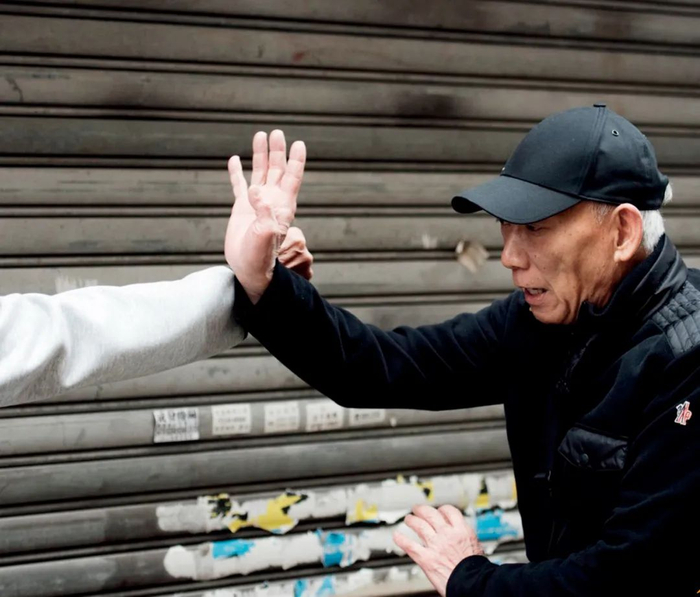 袁和平 （右）导演工作照。