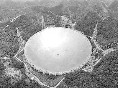 中国“天眼”是世界上最强大的脉冲星搜寻利器。截至2022年1月，已发现约500颗脉冲星。（图片由国家天文台提供）