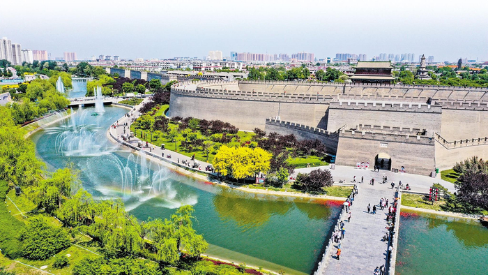     游客在正定南城门欣赏音乐喷泉（本报资料照片）。河北日报记者 耿 辉摄