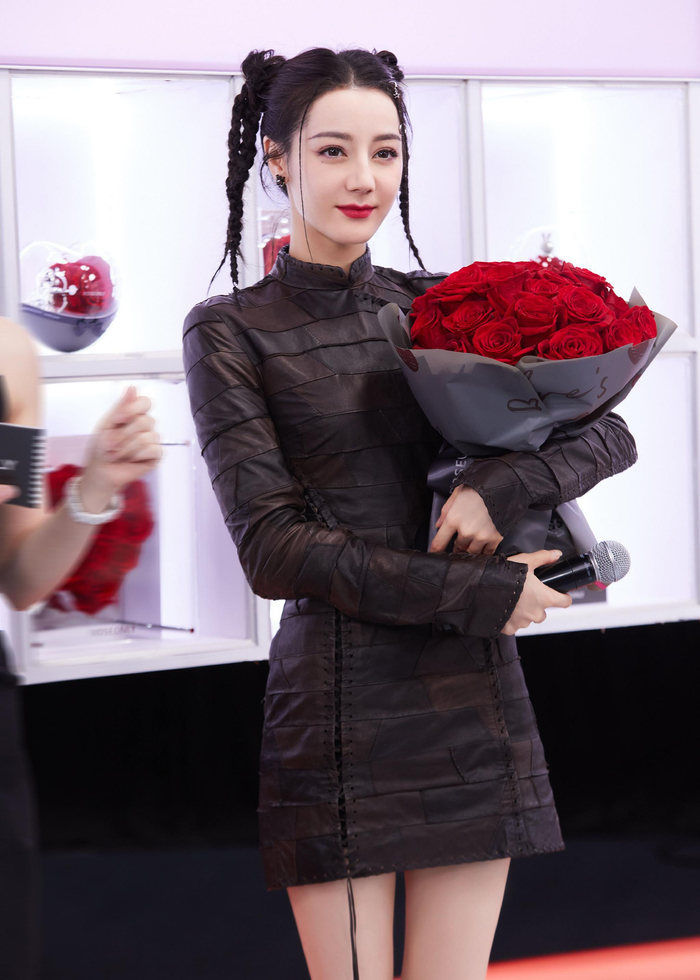 　　品牌代言人迪丽热巴手捧ROSEONLY玫瑰