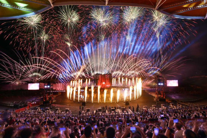 烟花秀现场。邓霞林摄