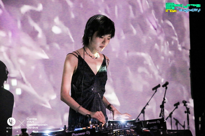 　　主题展开幕日现场DJ演绎U2 by MONETA项链