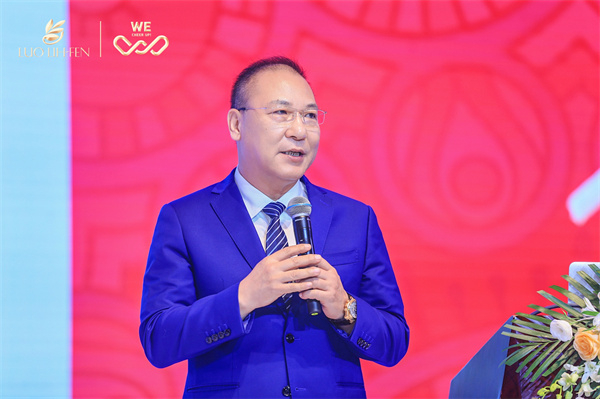 　　罗丽芬控股总经理饶焕文先生讲述芙蓉霜科技