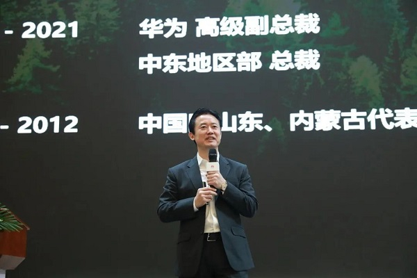 　　华为高级副总裁、数据中心能源军团CEO杨友桂